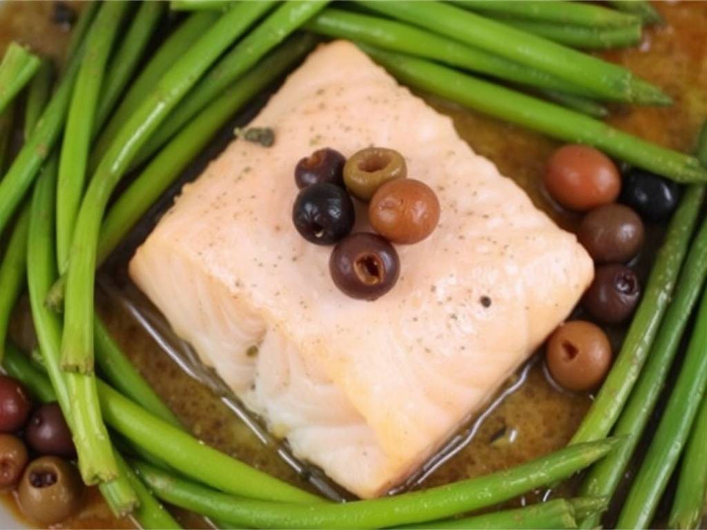 How to Bake Salmon with Olives and Capers Sauce(1)